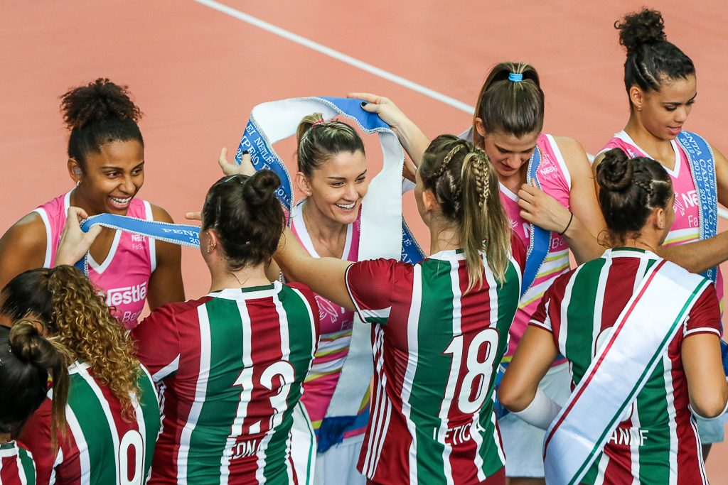 Jogadores de Fluminense e Vôlei Nestlé trocam faixas antes da partida