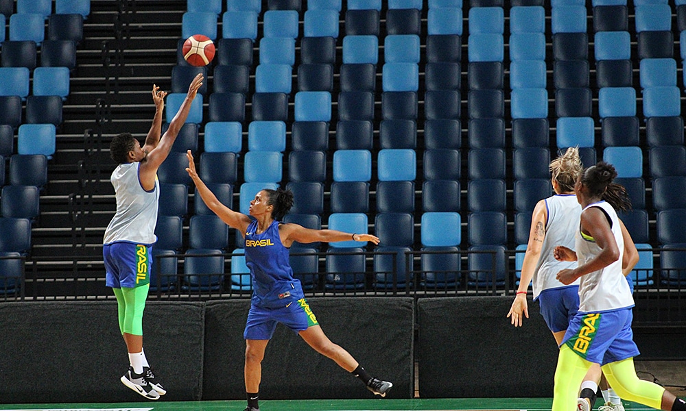 Seleção de basquete feminino em treino para o Pré-Olímpico Mundial de Bourges