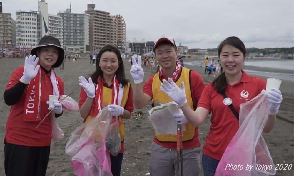 Voluntários retiraram plástico das praias japonesas. Este material será usado nas medalhas e pódio de Tóquio 2020 (Facebook/tokyo2020)