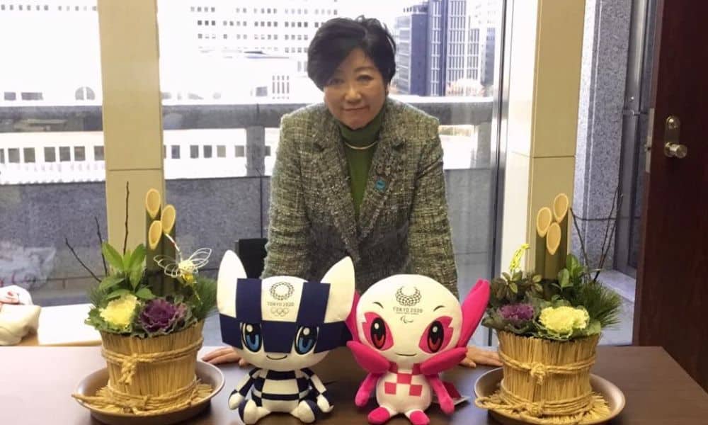 Governadora Yuriko Koike com os mascotes da Olimpíada e Paralimpíada de Tóquio-2020, no Japão, pandemia de coronavírus