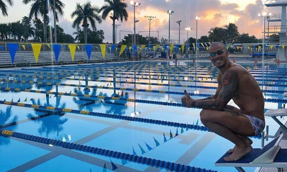 Bruno Fratus na piscina de Coral Springs, fechada pelo coronavírus na Flórida