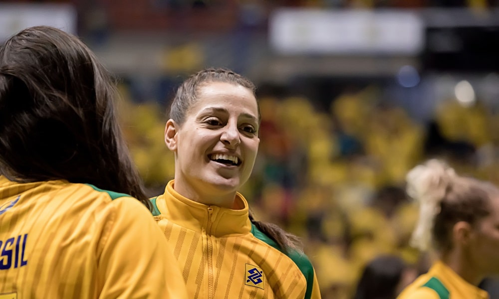 Melhor jogadora do mundo, Duda Amorim espera evolução do handebol no Brasil
