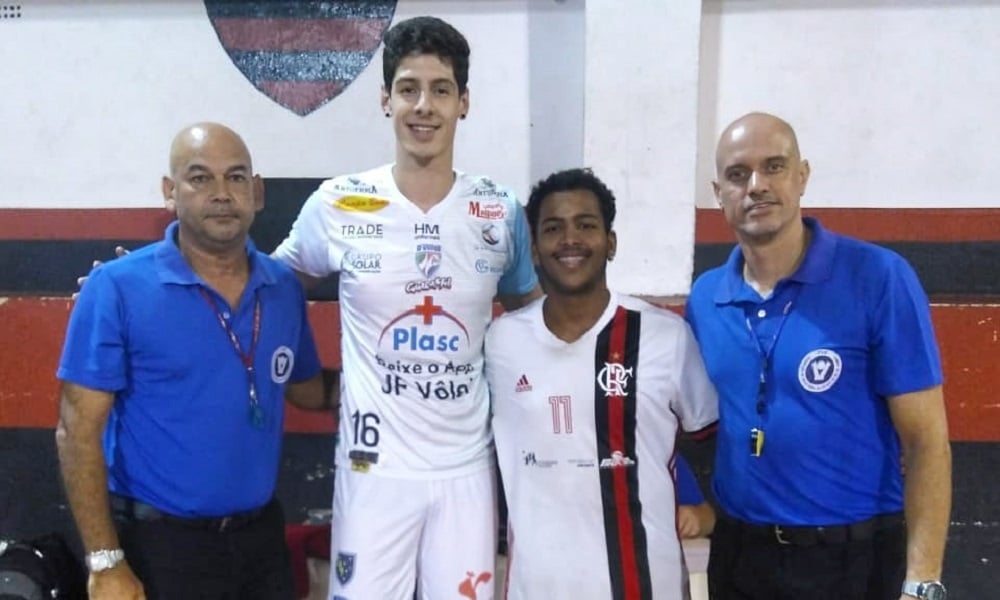 Na volta ao profissional, JF Vôlei bate Minas no tie-break na