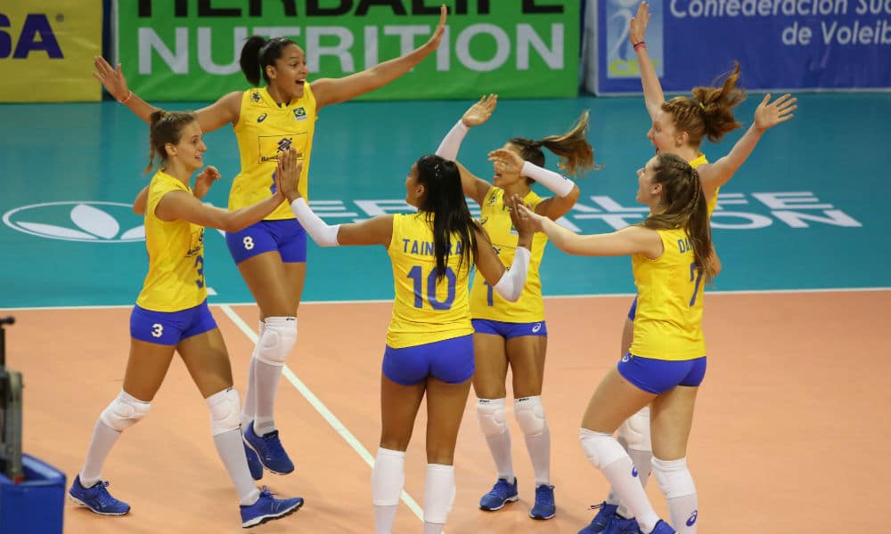 Brasil estreia com vitória tranquila no Sul-Americano Feminino de Vôlei -  Superesportes