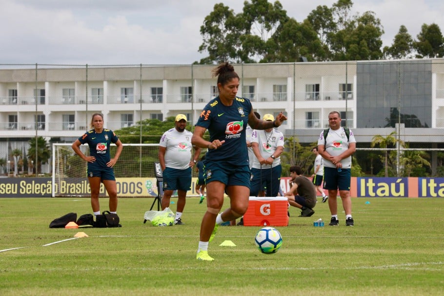 Atacante da seleção feminina de futebol, Cristiane se casa em Ilhabela -  JD1 Notícias