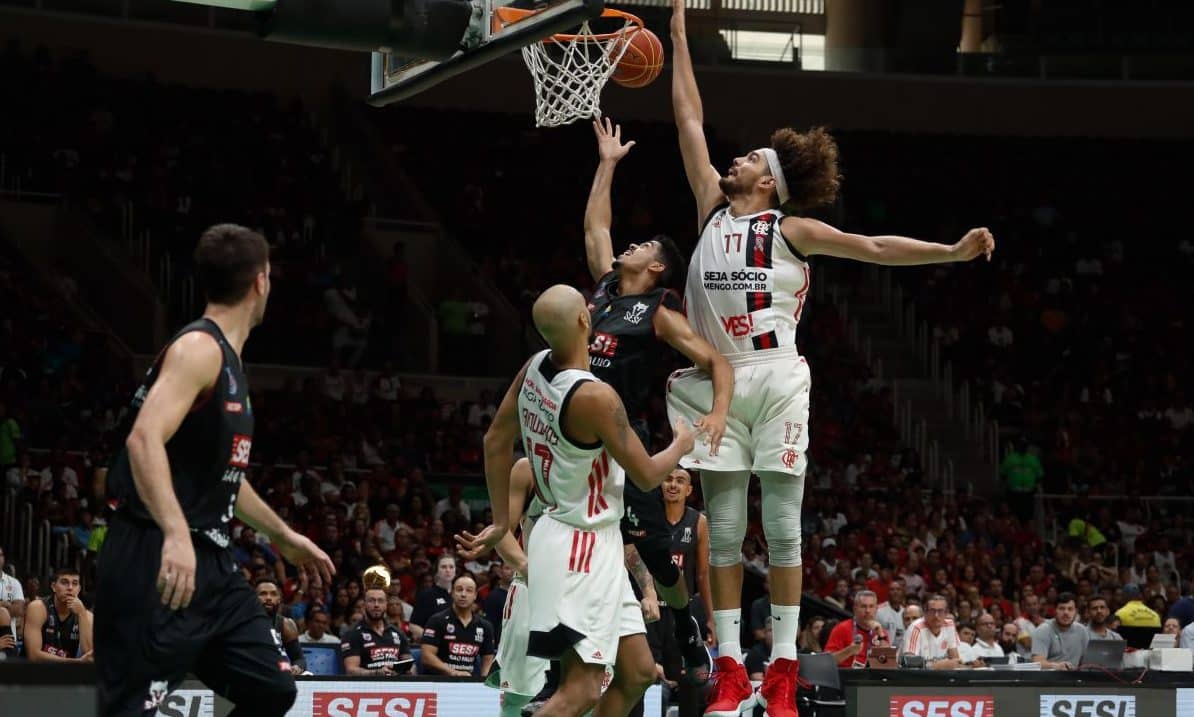 Dunk Basquete Esporte Atleta Homem Negro Forte Uma Quadra Basquete