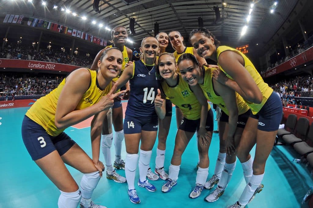 Gabi barra Egonu, e Brasil vence Itália no Mundial de vôlei