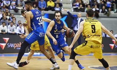 Augusto Lima e Vitor Benite em parida contra Marcelinho na Liga ACB de basquete na Espanha. Burgos contra Tenerife competição pandemia