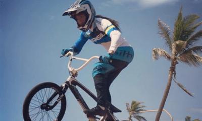 Paola Reis cai no Round 1 da Copa do Mundo de Sarrians de Ciclismo BMX Racing (Foto: Instagram/@paolareis78)