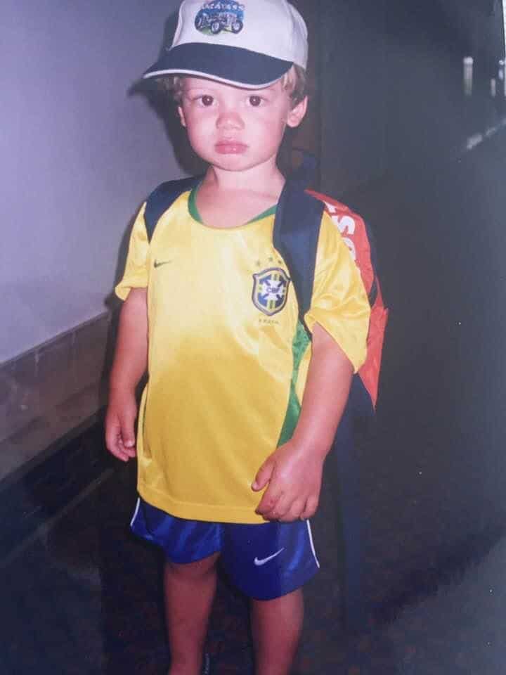 Lucas Braathen com a camisa do Brasil na infância