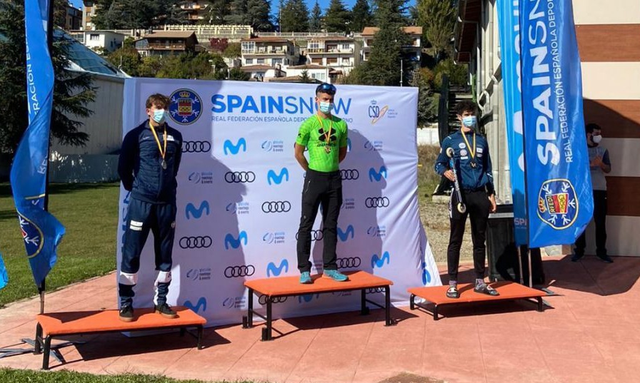 Integrante da equipe brasileira de esqui cross country no alto do pódio na Espanha