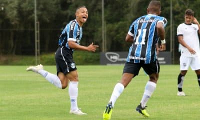 Em jogo de cinco gols, o Grêmio venceu o Ceará no encerramento da primeira rodada da segunda fase do Campeonato Brasileiro de Aspirantes de 2020. A partida aconteceu nesta segunda-feira (30) no CT Hélio Dourado, em Eldorado do Sul (RS), e o Tricolor ganhou por 3 a 2, com gols de Guilherme Azevedo e Thayllon (duas vezes). Pelo lado do Vozão, Wesley balançou a rede com dois tentos nos acréscimos da segunda etapa.