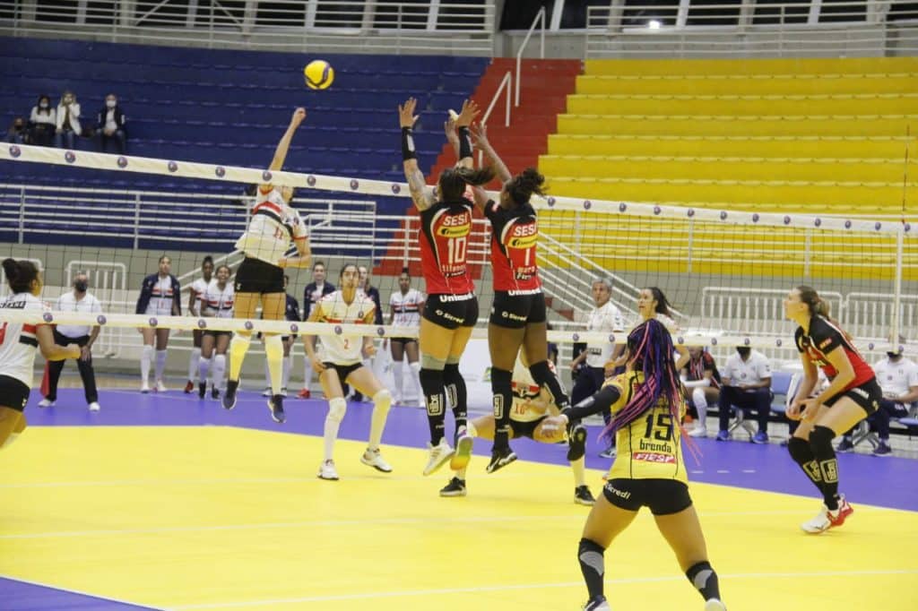 Pela Superliga feminina de vôlei, O Sesi Bauru sofreu para vencer o São Paulo Bareuri no tie break; equipe segue 100% na competição, mas já não lidera