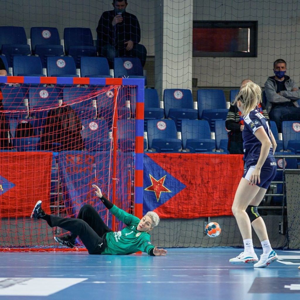 Pela 13ª rodada do Campeonato Russo de handebol feminino, o CSKA Moscou, da goleira brasileira Chana Masson, venceu o Dínamo Sinara por 33 a 23