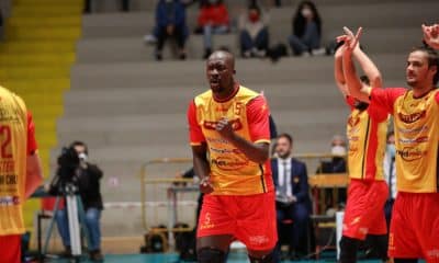 Em jogo isolado nesta segunda-feira (28), o Calabria Vibo Valentia, do oposto Abouba, foi derrotado pela Liga Italiana de vôlei masculino (Lega Pallavolo). O time do atleta brasileiro chegou a sair à frente, mas levou a virada atuando como visitante. Em duelo realizado na Arena PalaOlimpia, em Verona, a equipe da casa ganhou por 3 sets a 1, parciais de 21/25, 25/19, 25/14 e 25/22, em 1h44min de confronto.