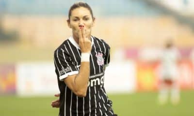 Campeão dos Campeonatos Paulista e Brasileiro feminino de 2020, o Corinthians segue divulgando as atletas que ficam para a temporada de 2021. A escolhida para ser anunciada no último dia do ano foi a meio-campista Gabi Zanotti. Uma das principais jogadoras do elenco do Timão, a camisa 10 foi eleita a craque da partida na final da competição nacional e escolhida para a seleção do torneio estadual.