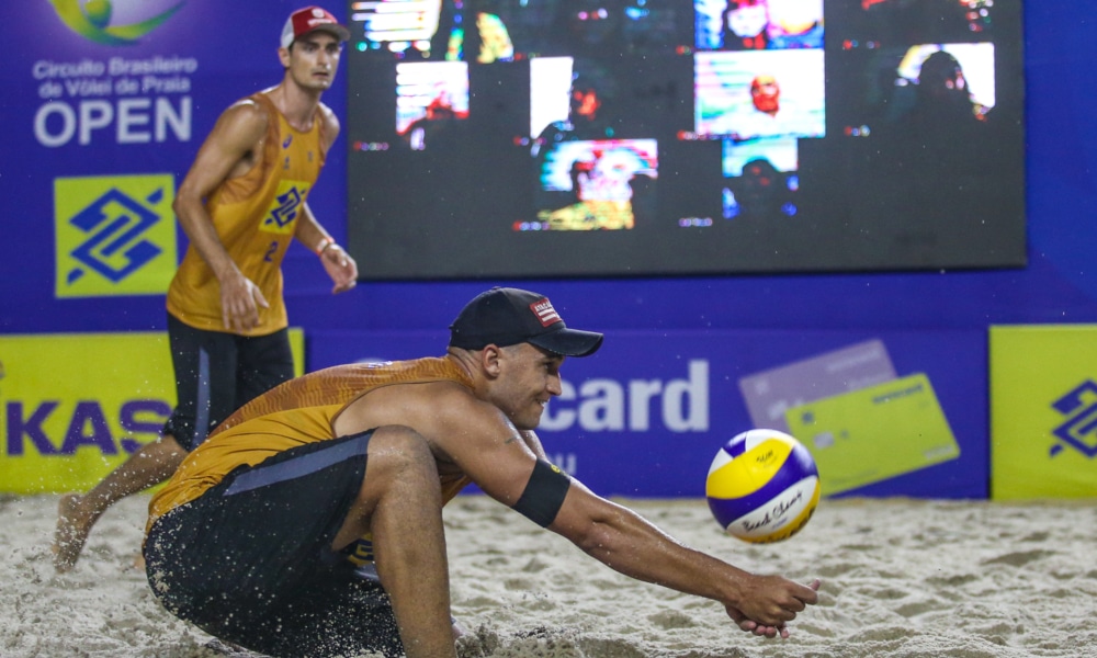 A decisão da quinta etapa do Circuito Brasileiro de Vôlei de Praia 2020/21 será uma reedição do evento anterior. Bruno Schmidt/Evandro (DF/RJ) encara George/André Stein (PB/ES) na final do evento que encerra o ano, neste domingo (13), às 11h. No torneio anterior, a dupla composta pelo paraibano e o capixaba ganhou da equipe garantida nos Jogos Olímpicos de Tóquio. Eles fizeram 2 sets a 0, parciais de 21/16 e 21/10