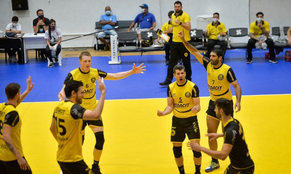 Vedacit Vôlei Guarulhos e Caramuru Vôlei é um dos quatro confrontos do domingo (13) pela Superliga masculina 2020/21. O duelo está marcado para o ginásio Ponte Grosa, às 17h. Com oito partidas disputadas, o time guarulhense aparece em 11º. O capitão Sandro e seus companheiros estão com quatro pontos, uma vitória e sete derrotas. Já a equipe paranaense é a oitava, com oito pontos, três triunfos e cinco resultados negativos. Acompanhe ao vivo o ponto a ponto aqui no OTD