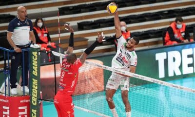 Os brasileiros continuam em ação nas ligas nacionais europeias de vôlei. Com os três jogos desta segunda-feira (14), somados com os de sábado (12) e domingo (13), 88 atletas do país participaram de 33 partidas por nove campeonatos diferentes: Turquia, Itália, Polônia, Romênia, Áustria, França, Espanha, Alemanha e Portugal. Entre os que estiveram em quadra, destaque para Gabi, Leal, Lucarelli e Flávio Gualberto