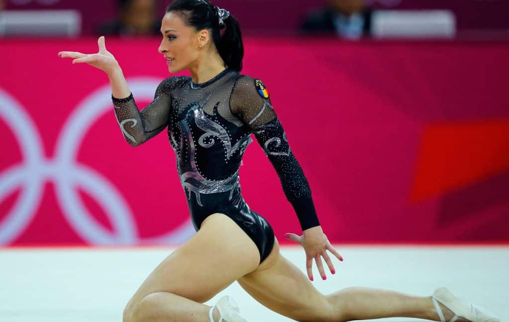 Catalina Ponor foi ouro nos jogos Olímpicos de Atenas-2004 no solo feminino