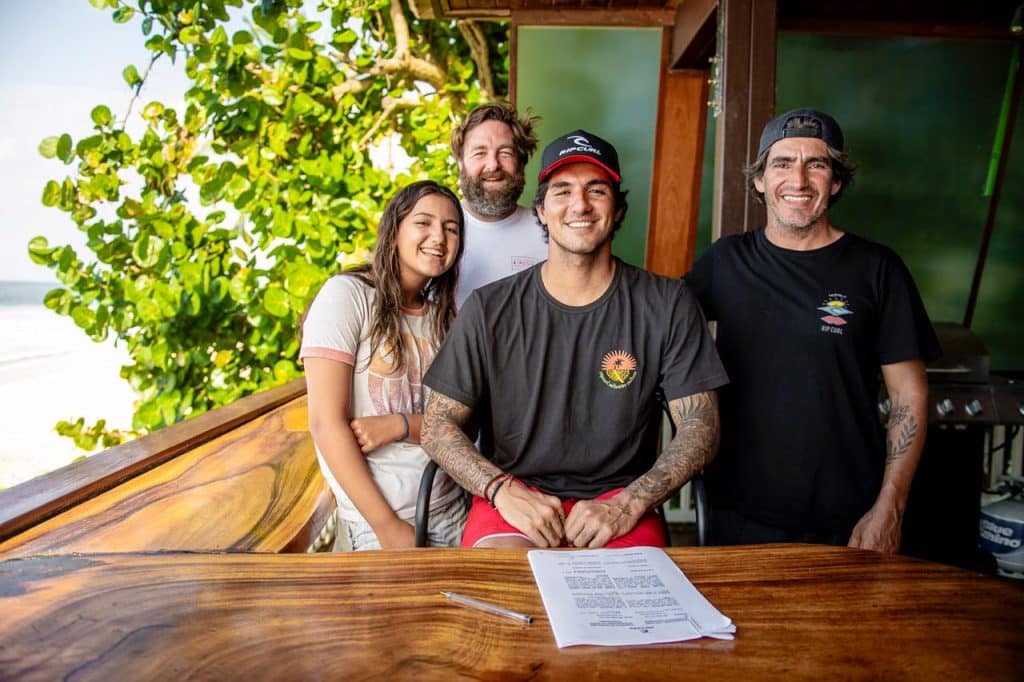  O bicampeão mundial Gabriel Medina renovou com a Rip Curl, marca de roupas de surfe com quem já tem parceria desde 2009, por mais cinco anos