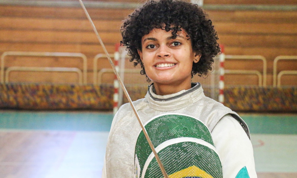 A atleta Bia Bulcão, da esgrima, se despede de Portugal nesta segunda-feira (18). A esgrimista realizou um período de treinos em mais uma etapa do Missão Europa, programa elaborado pelo COB (Comitê Olímpico do Brasil). No CT de Rio Maior, ela desfrutou de toda estrutura necessária no local e, de terça-feira (19) em diante, seguirá trabalhando na Itália, no clube Frascati Scherma, onde será orientada pela técnica italiana Alessandra Nucci.