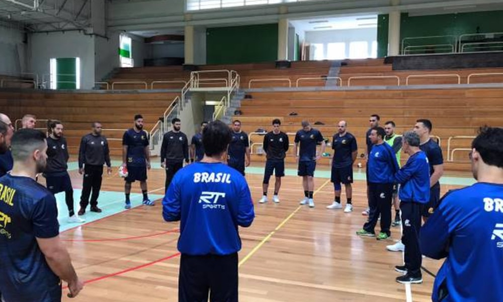 A seleção brasileira masculina treina em Portugal (CBHb/Divulgação)