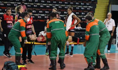 Tifanny deixa jogo de maca após lesão nas costas — Foto: Marcelo Ferrazoli/SESI-SP