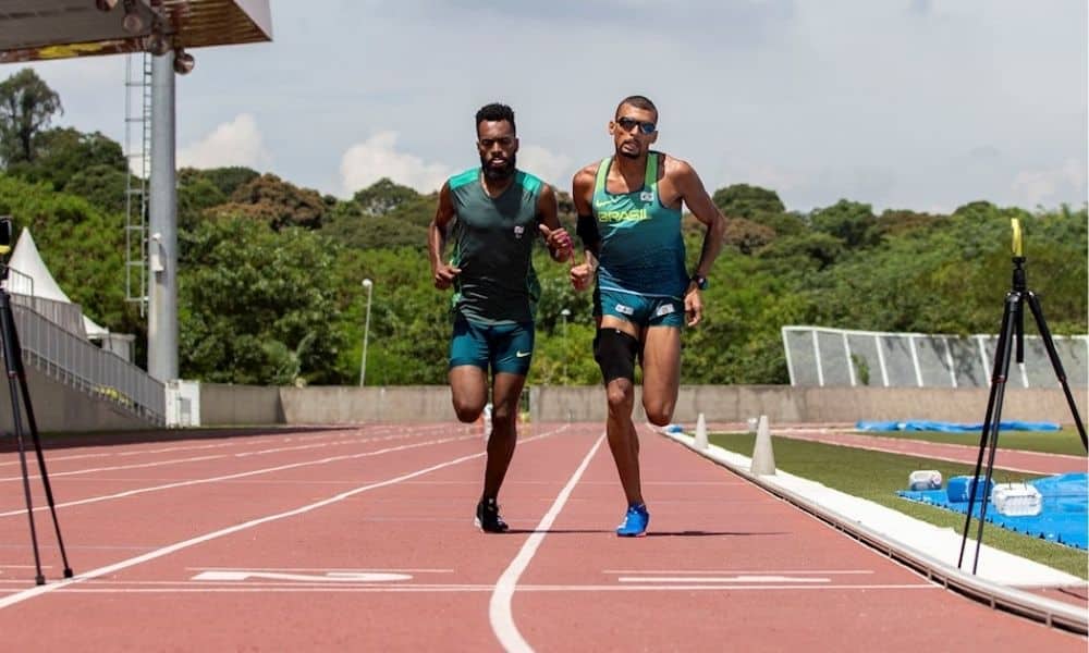 Júlio Agripino corre com o guia Guilherme Santos durante teste na pista de atletismo do CT Paralímpico