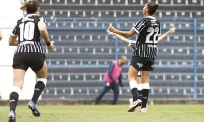 Corinthians bate Bahia, chega à nona vitória e mantém ponta do Brasileirão