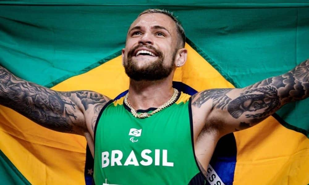 Vinícius Rodrigues com bandeira medalha de prata 100 m jogos paralímpicos tóquio 2020