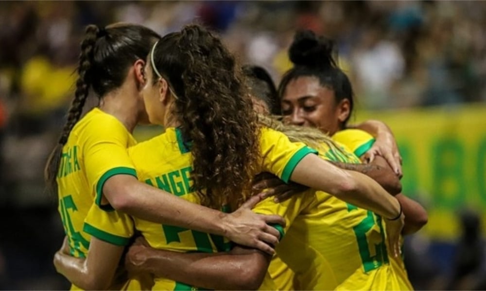 Brasil bate o Canadá de virada e fatura torneio de futebol feminino pela  sexta vez