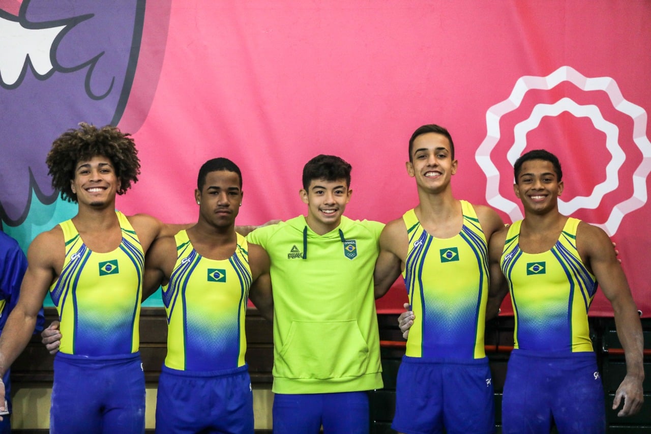 Equipe masculina de ginástica artística, com João Perdigão, levou a prata em Rosario 2022