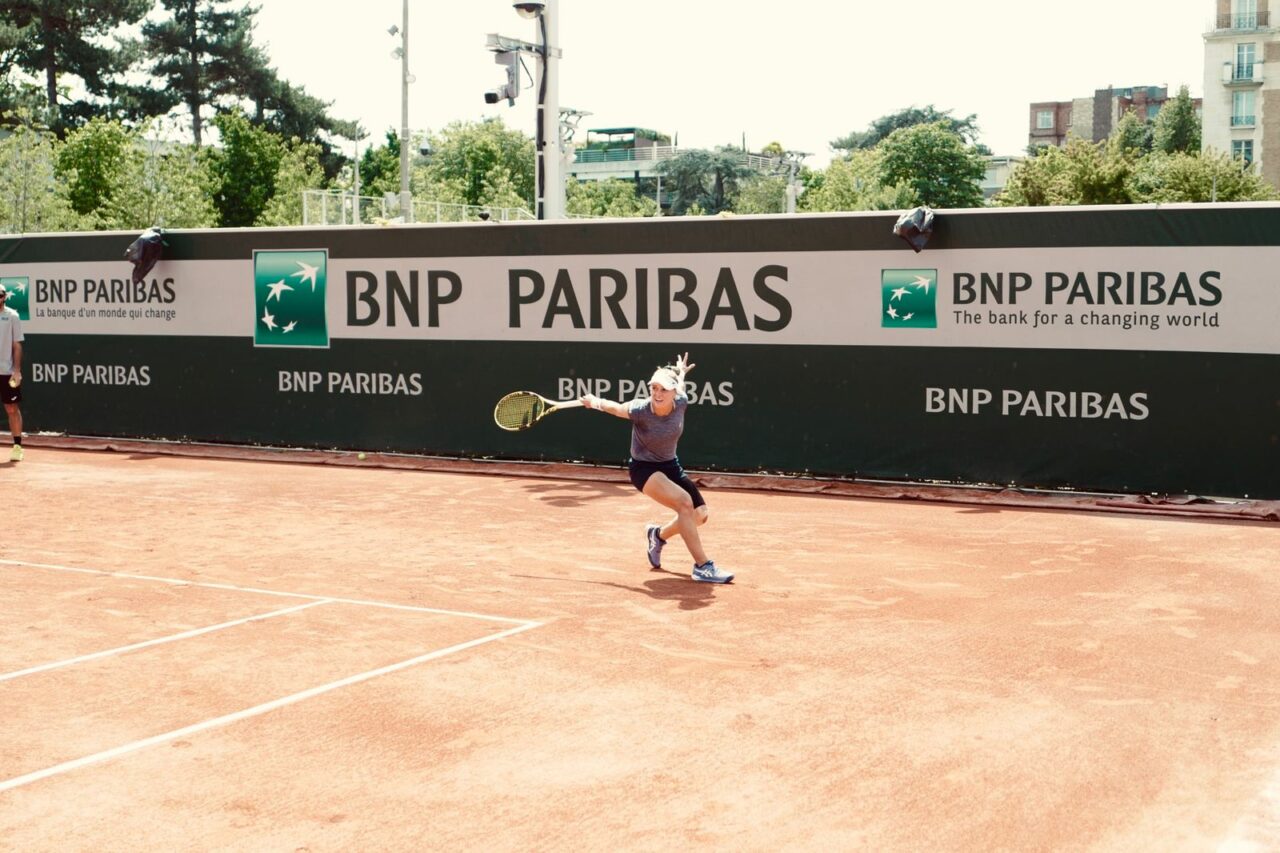 Laura Pigossi jogando em Roland Garros