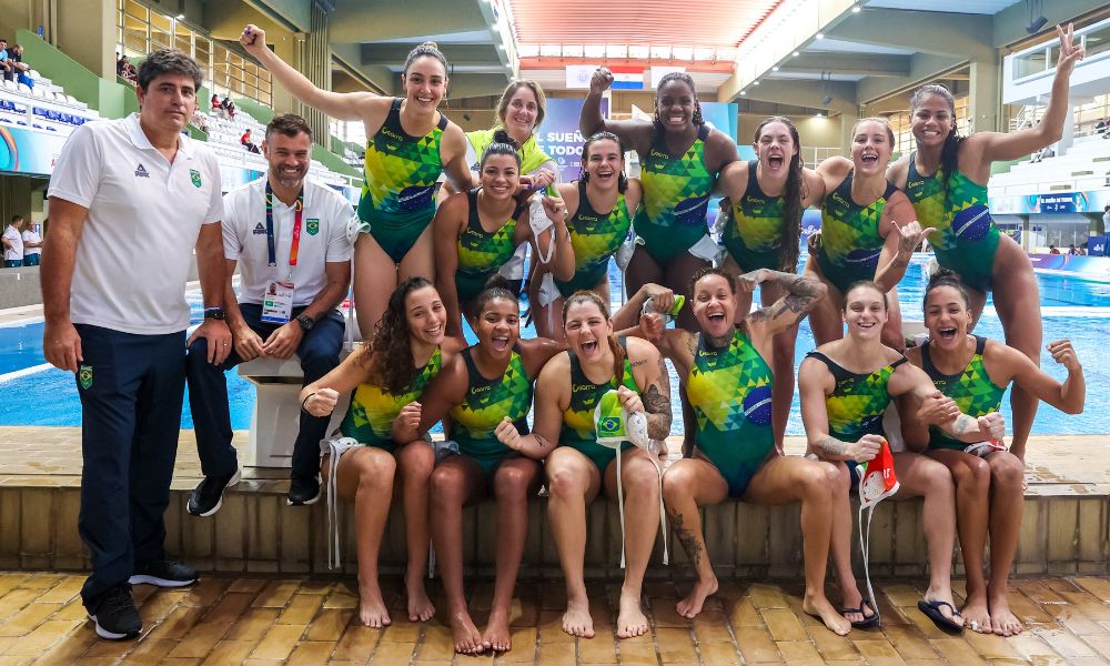 Equipe feminina do Brasil posa para foto ao lado da piscina