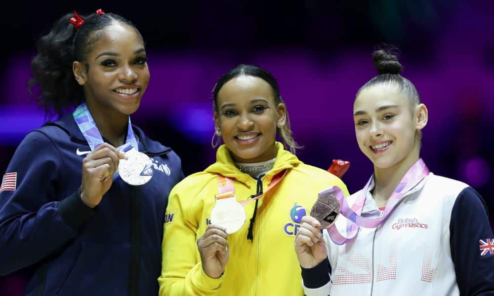 Shilese, Rebeca e Jessica posam para foto segurando suas medalha