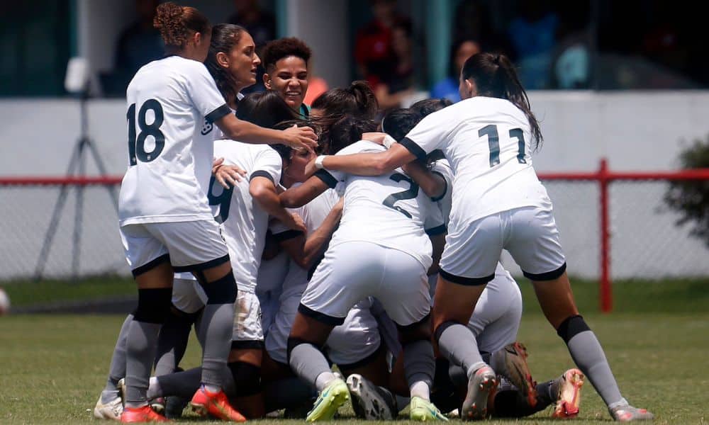 Carioca feminino - Botafogo x Flamengo: alvinegras se abraçam após um dos gols