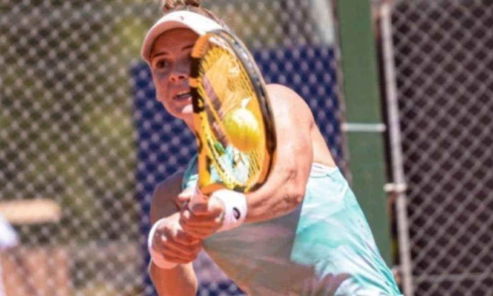 Laura Pigossi rebate a bola com a raquete no WTA 125 de Buenos Aires