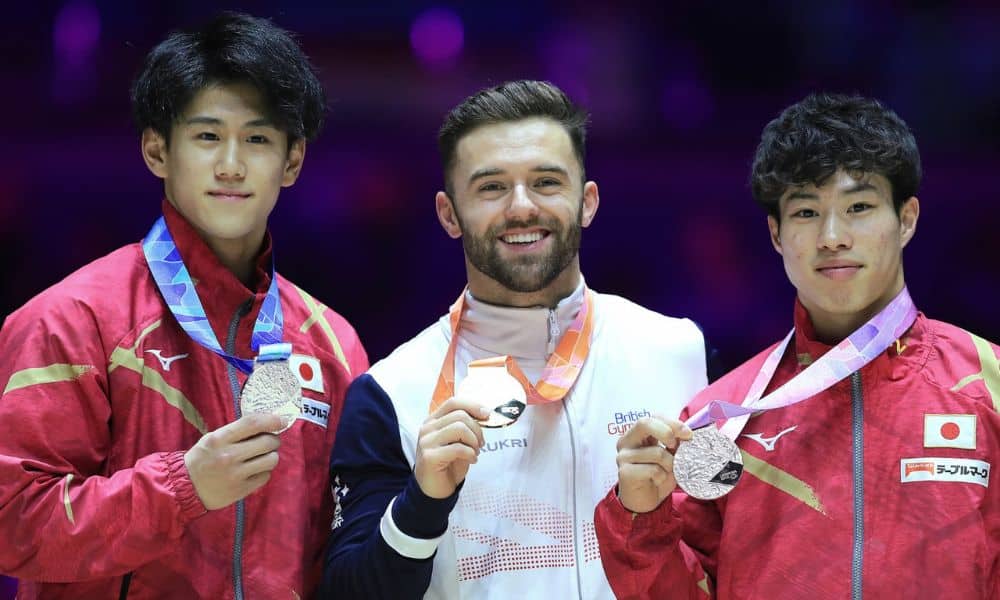 Daiki, Giarnni e Doi posam para foto segurando suas medalhas