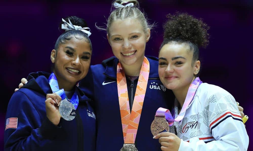 Shilese, Jade e Coline posam para foto com suas medalhas no peito