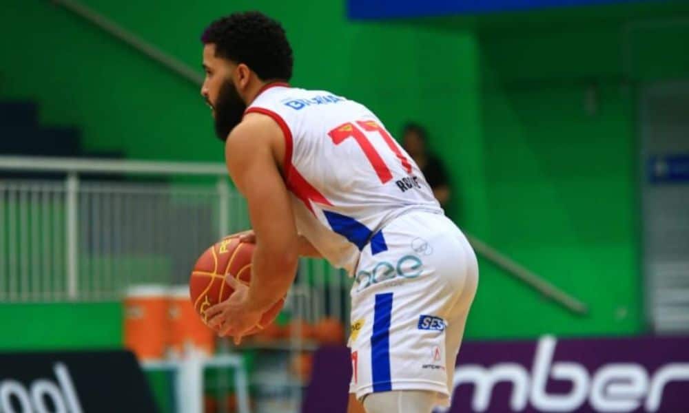 Romero Roque carrega a bola. Pato Basquete x Pinheiros - NBB