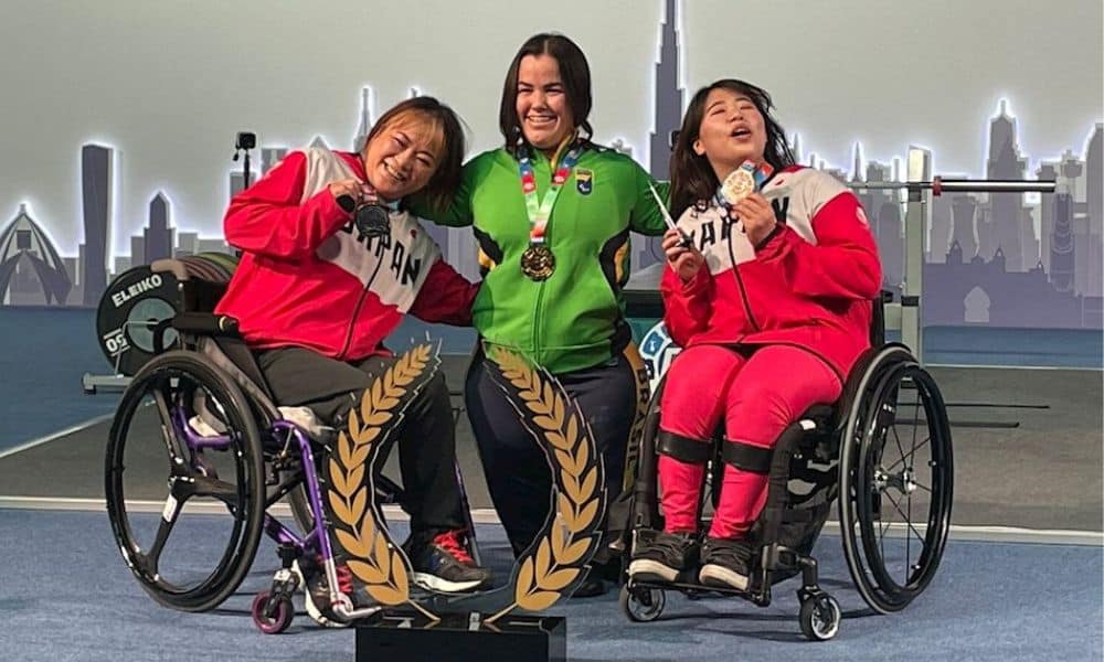 Mariana D'Andrea posa para foto com as japonesas com quem dividiu o pódio da Copa do Mundo de halterofilismo em Dubai