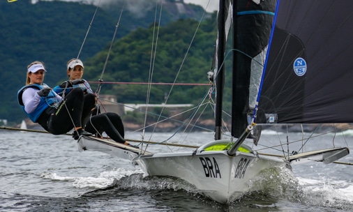 Martine Grael e Kahena Kunze vela 