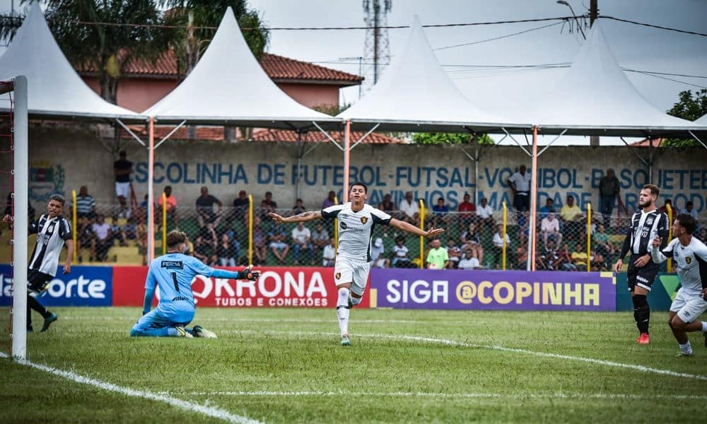 Riquelmy abre os dois braços e corre para comemorar o gol