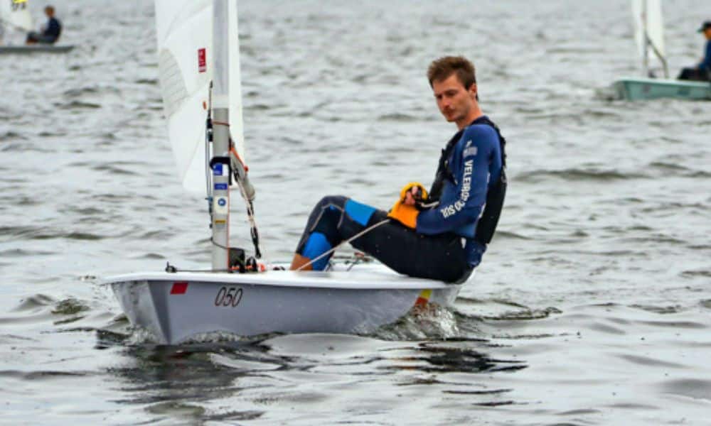 Philipp Grochtmann em seu barco no Brasileiro de ILCA 7