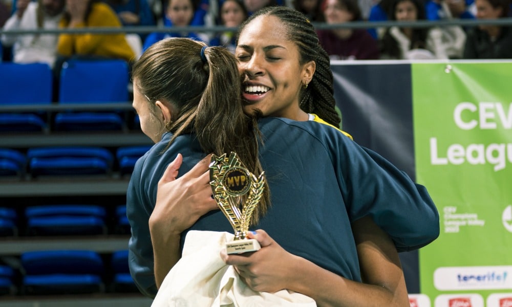 Ana Cristina comanda vitória do Fenerbahce na Champions League de vôlei feminino