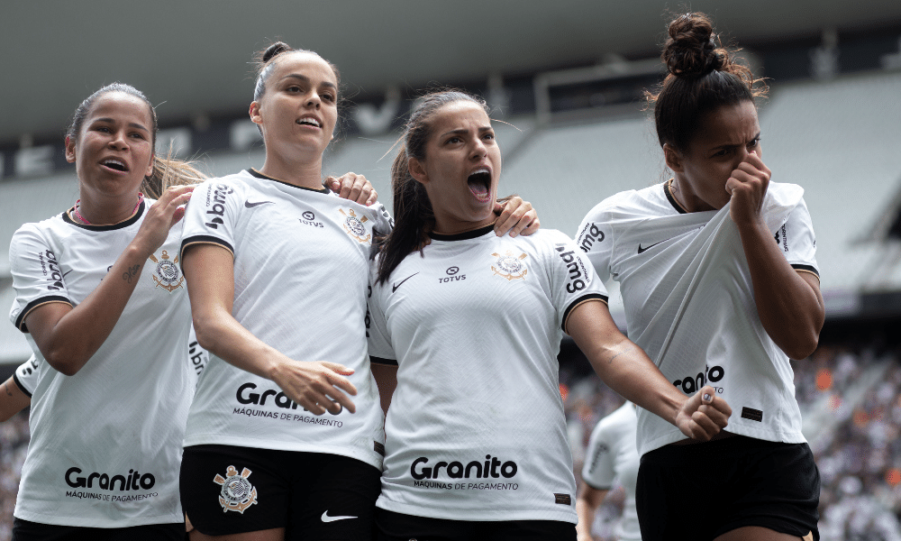 Corinthians bate Grêmio nos acréscimos e conquista Supercopa