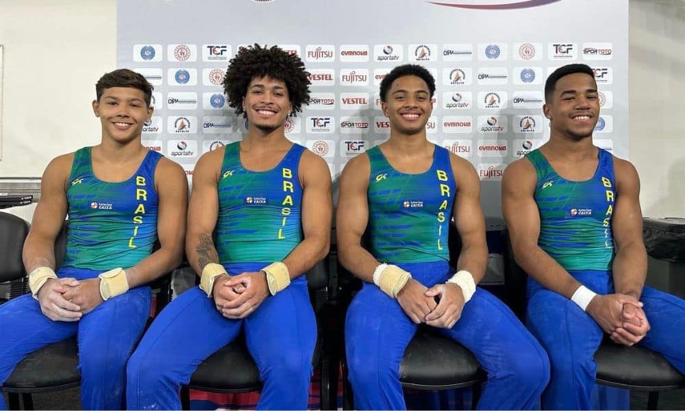 Mas - Mundial Júnior de ginástica artística - equipe masculina do Brasil sentada em um sofá