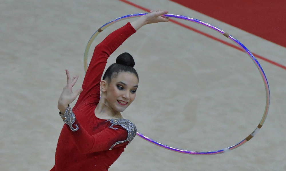 Maria Eduarda Alexandre enquanto compete no arco da Copa do Mundo de ginástica rítmica