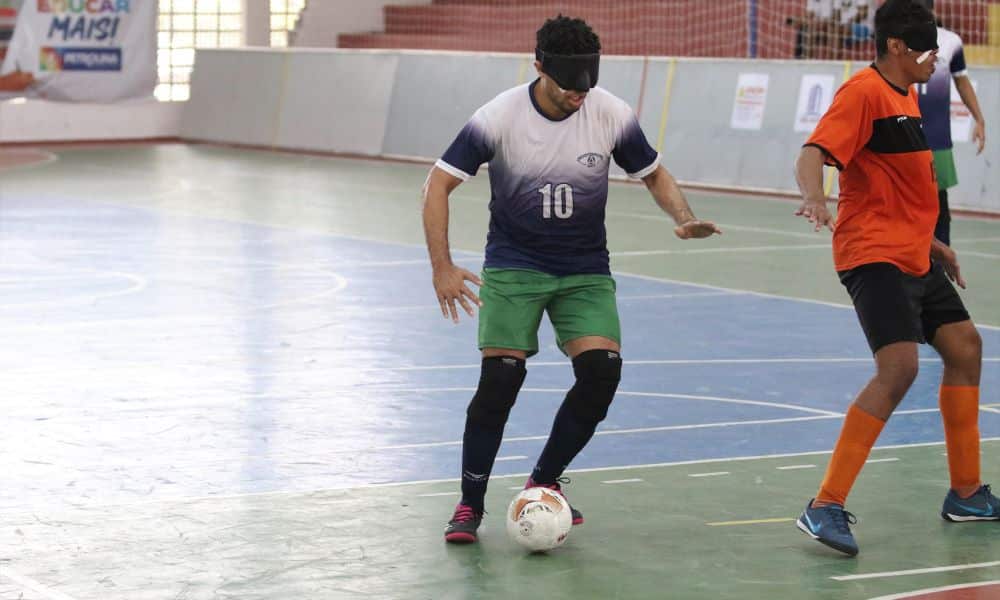 Atleta da Apace conduz a bola em jogo do Regional Nordeste. Ele veste shorts verde e camiseta alvinegra